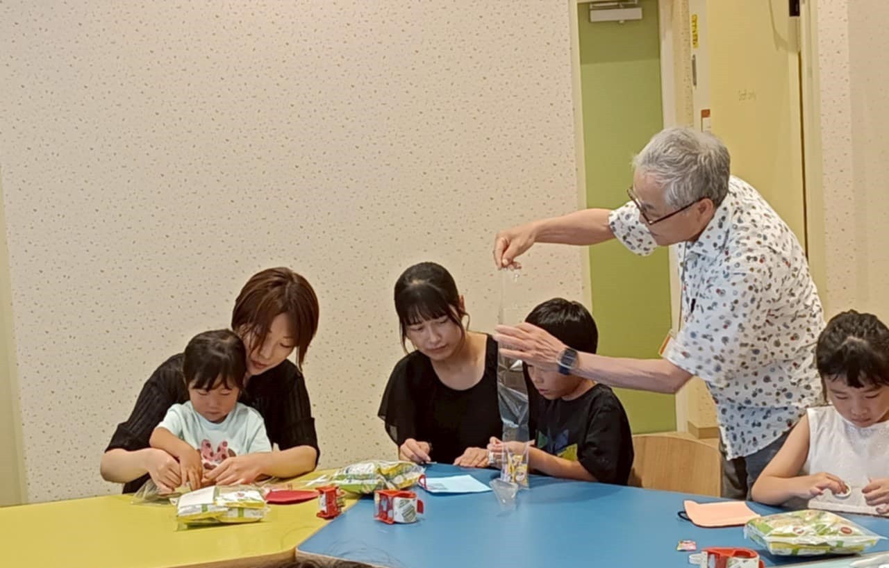 親子を対象にした防災お菓子ポシェット作り